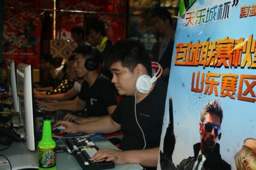 在中场与边 在中场与边